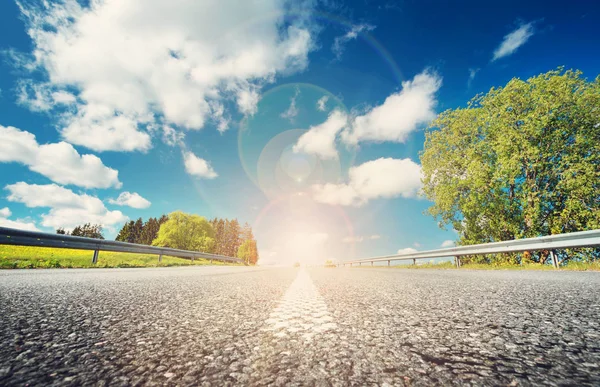 Camino Asfalto Hermoso Día Primavera Campo Con Luz Solar —  Fotos de Stock