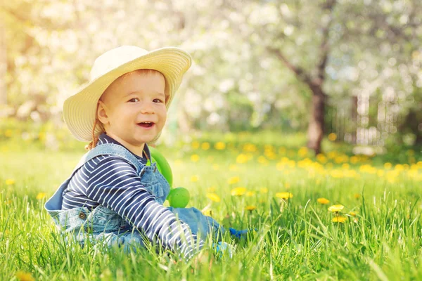 Мальчик Сидит Траве Цветами Одуванчика Саду Прекрасный Весенний День Ребенок — стоковое фото