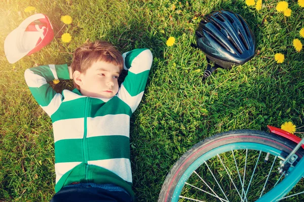 Bambino Sdraiato Sull Erba Con Bicicletta Suumer Ragazzo Che Riposa — Foto Stock