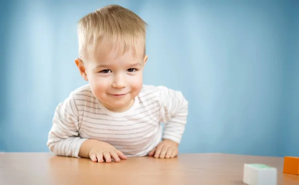 Porträt Eines Zweijährigen Kindes Das Tisch Sitzt Hübscher Kleiner Junge — Stockfoto