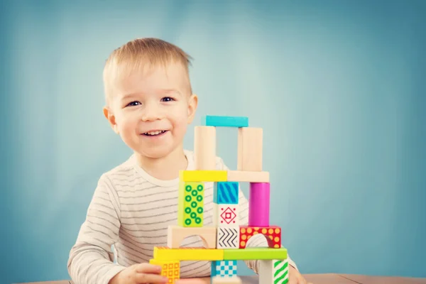 Porträt Eines Zweijährigen Kindes Das Holzwürfel Stapelt Hübscher Kleiner Junge — Stockfoto