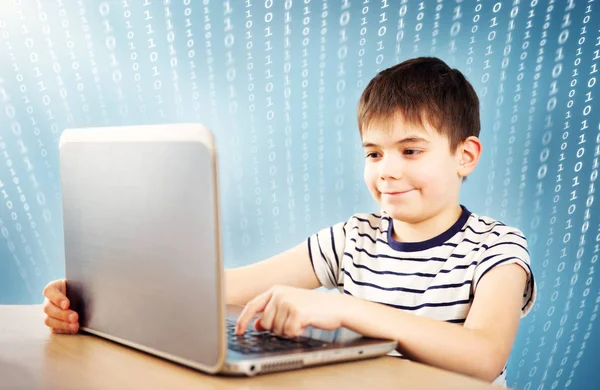 Tablo Tipik Bir Dizüstü Bilgisayar Ile Oturup Yedi Yaşında Çocuk — Stok fotoğraf