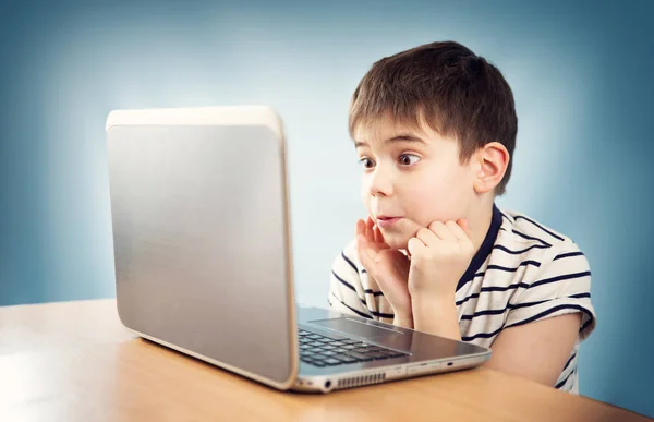 Bir Dizüstü Bilgisayar Masasında Oturan Sürpriz Yedi Yaşında Çocuk — Stok fotoğraf