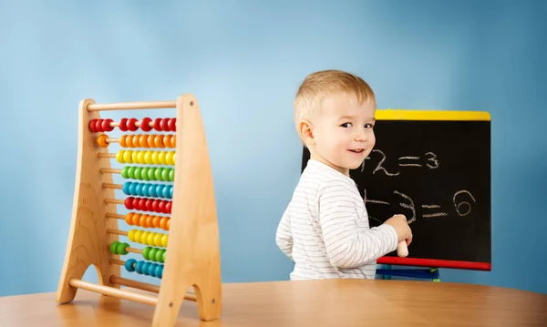 Les Enfants Écrivent Des Chiffres Sur Tableau Garçon Étudiant — Photo