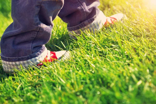 Criança Caminhar Num Lindo Dia Primavera Menino Pés Sapatos Vermelhos — Fotografia de Stock