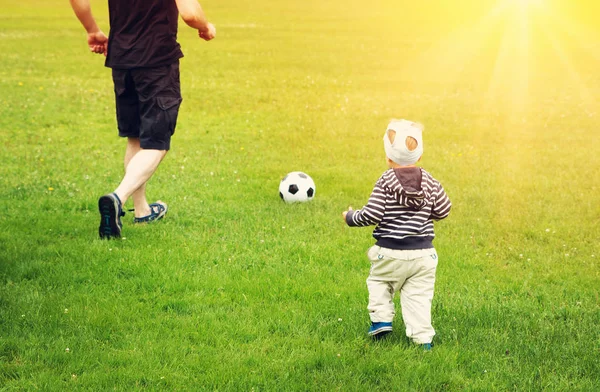 Niño Jugando Fútbol Con Padre Campo Con Puertas Hombre Activo —  Fotos de Stock