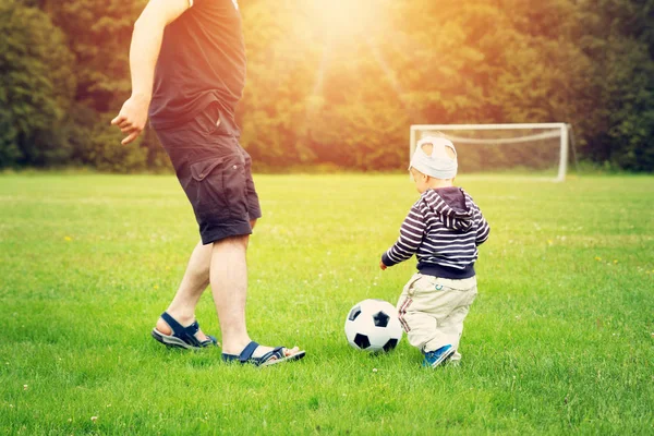Küçük Çocuk Playting Futbol Gates Ile Sahada Babasıyla Etkin Adam — Stok fotoğraf