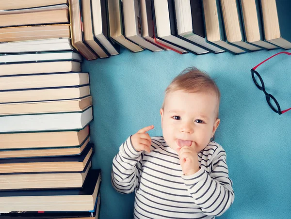 Roczne Dziecko Wśród Książek Spektaklami Szczęśliwe Małe Dziecko Czytanie — Zdjęcie stockowe