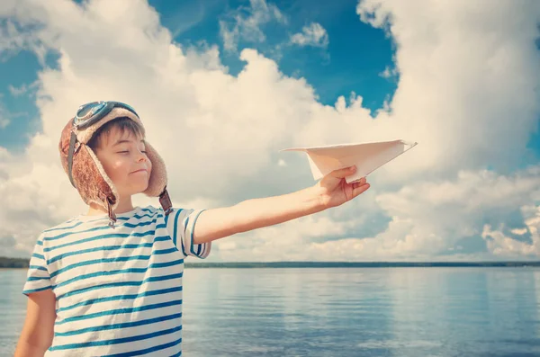 Chico Jugando Con Avión Papel Sombrero Aviador Niño Mar Verano —  Fotos de Stock