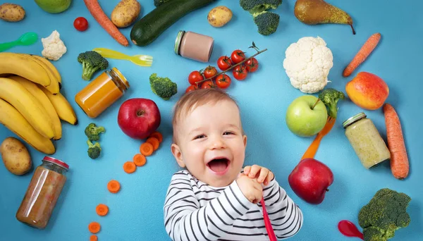 Bebé Rodeado Frutas Verduras Manta Azul Nutrición Infantil Saludable — Foto de Stock