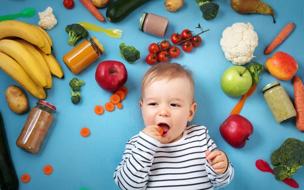 Bebé Rodeado Frutas Verduras Manta Azul Nutrición Infantil Saludable —  Fotos de Stock