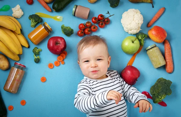 Bebé Rodeado Frutas Verduras Manta Azul Nutrición Infantil Saludable — Foto de Stock