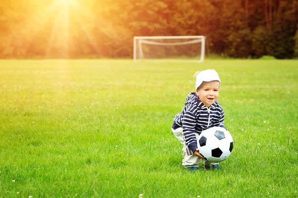 Kleiner Junge Beim Fußballspielen Auf Dem Feld Mit Toren Aktives Stockfoto