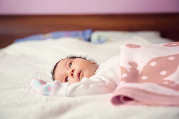 Menina Recém Nascido Bonito Deitado Cama Duas Semanas Idade Criança — Fotografia de Stock