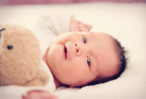 Nettes Neugeborenes Mädchen Das Bett Liegt Zwei Wochen Altes Säugling — Stockfoto