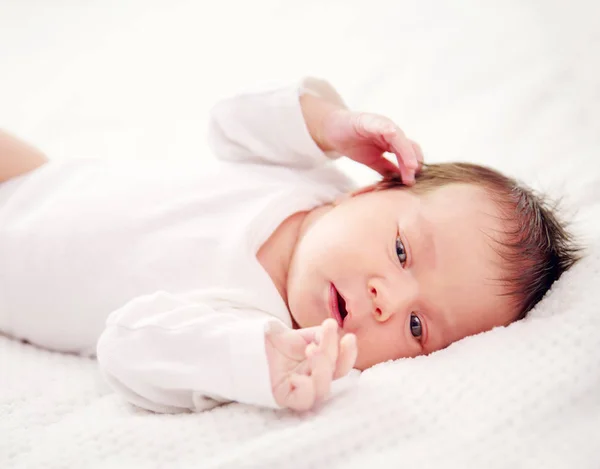 可爱的新生女婴躺在床上 两个星期大的婴儿躺在白色软毛毯上 — 图库照片