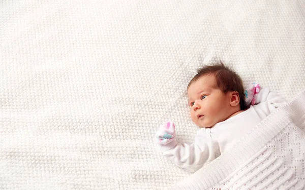 可爱的新生女婴躺在床上 两个星期大的婴儿躺在白色软毛毯上 — 图库照片