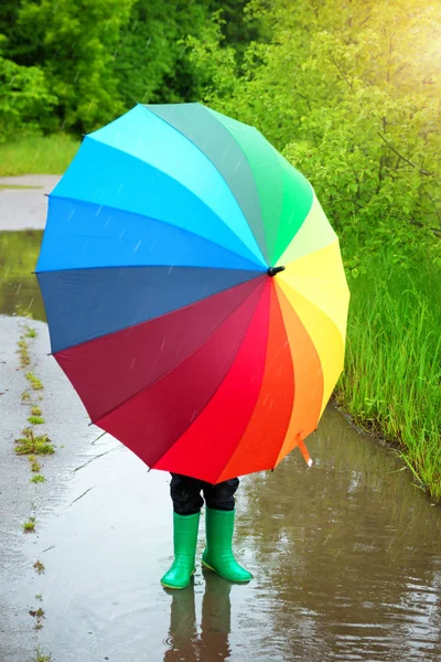 Dziecko Spacerujące Walijkach Kałuży Deszczową Pogodę Chłopiec Trzyma Kolorowy Parasol — Zdjęcie stockowe