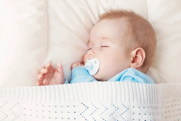Bebé Siete Meses Durmiendo Manta Blanca Almohada Niño Somnoliento Ropa —  Fotos de Stock