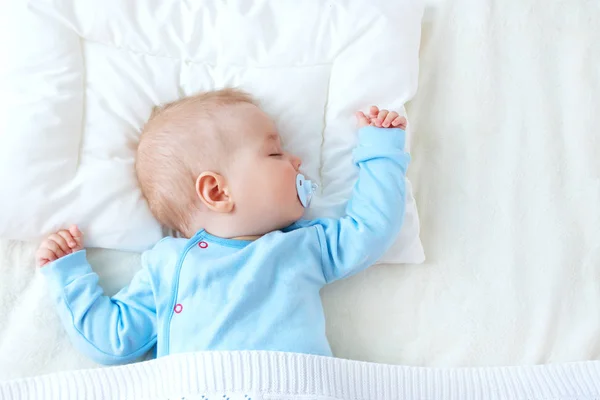 Семимесячный Ребенок Спит Белом Одеяле Подушке Сонный Ребенок Мягкой Кровати — стоковое фото
