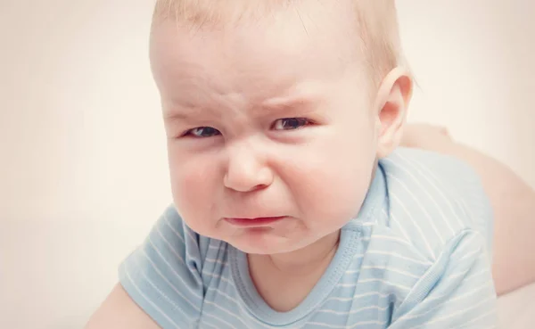 Плачет Восьмимесячный Ребёнок Печальный Детский Портрет — стоковое фото