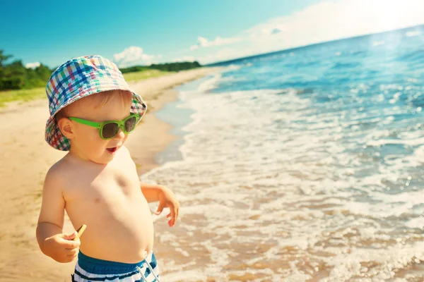 Ett Gammal Pojke Promenader Stranden Sommar Hatt Och Solglasögon Barn — Stockfoto