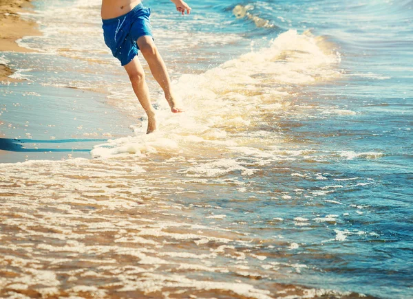 Jongen Blootsvoets Springt Het Strand Het Water Kind Vakantie Zomer — Stockfoto