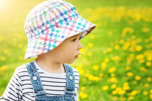 Liten Pojke Hatt Står Fältet Med Maskrosor Sommar — Stockfoto