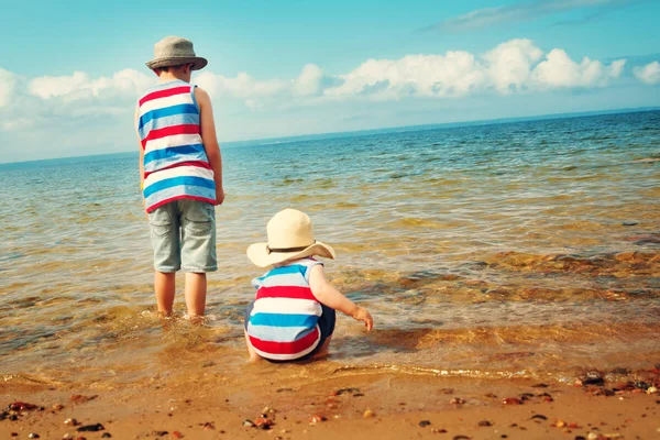 Twee Broers Lopen Blootsvoets Het Strand Het Water Jongens Zijn — Stockfoto