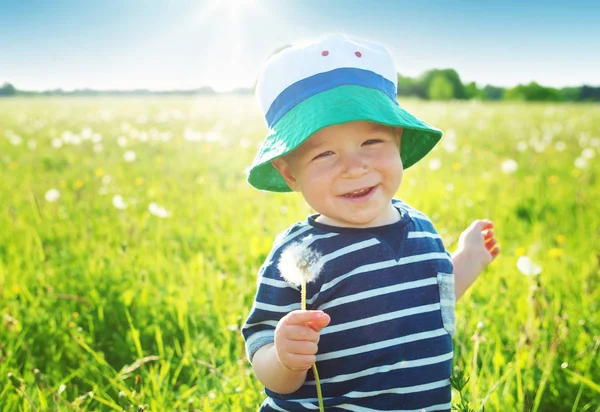 Счастливый Мальчик Стоящий Траве Поле Одуванчиками Солнечный Летний Вечер Улыбающийся — стоковое фото