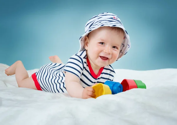 Dokuz Aylık Bebek Beyaz Battaniye Yatakta Yatıyor Sevimli Çocuk Küpleri — Stok fotoğraf