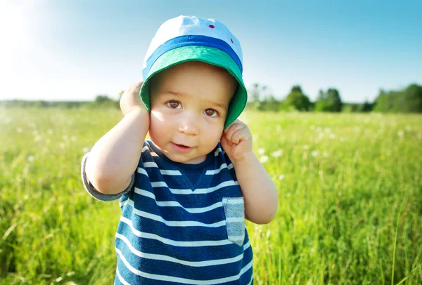 Счастливый Мальчик Стоящий Траве Поле Одуванчиками Солнечный Летний Вечер Улыбающийся — стоковое фото