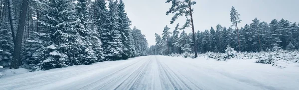 Winterliche Straße, an sonnigen Tagen mit Schnee bedeckt — Stockfoto