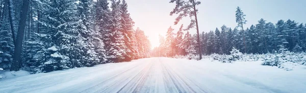 Зимова дорога, вкрита снігом в сонячний день — стокове фото