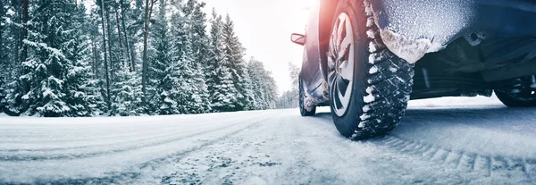 Primer plano de neumáticos de coche en invierno en la carretera —  Fotos de Stock