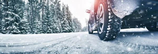 Fechamento Pneus Carro Inverno Estrada Coberta Neve — Fotografia de Stock