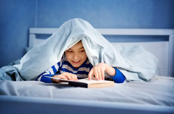 Хлопчик Лежить Ліжку Книгою Читання Дитини — стокове фото