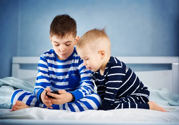 Les Garçons Couchés Lit Jouant Dans Téléphone Intelligent Enfants Regardant — Photo