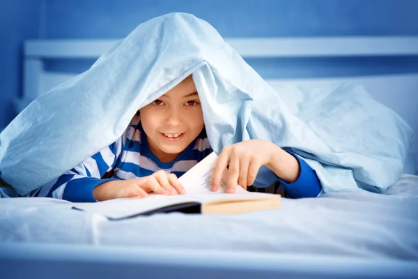 Fiú Egy Könyvet Ágyban Fekve Gyermek Olvasó — Stock Fotó