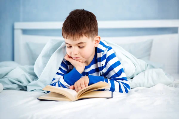 Chico Acostado Cama Con Libro Lectura Infantil — Foto de Stock