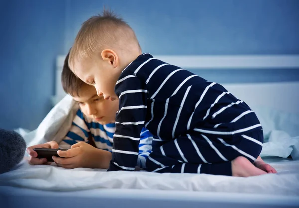 Chicos Acostados Cama Jugando Teléfono Inteligente Niños Viendo Películas Por —  Fotos de Stock