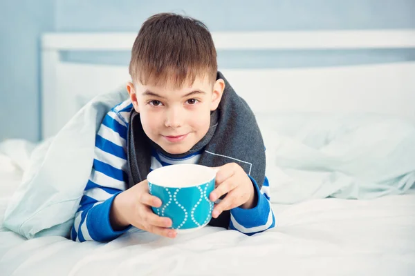 Niño Acostado Cama Niño Triste Con Fiebre Taza —  Fotos de Stock