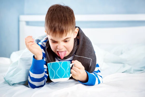 Kranker Junge Liegt Bett Trauriges Kind Mit Fieber Und Tasse — Stockfoto