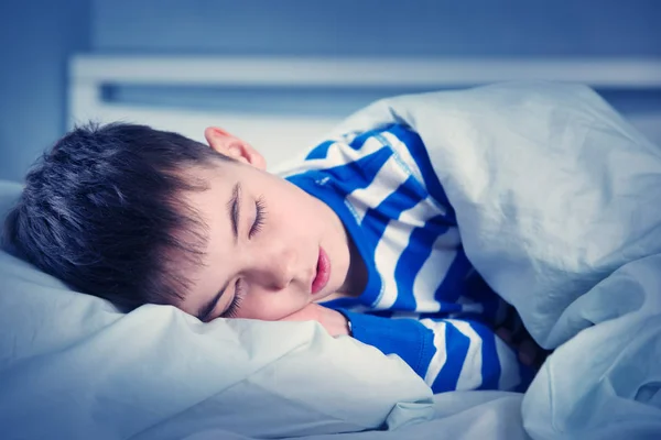 Junge Schläft Schlafanzug Bett Kind Liegt Nachts Bett Auf Kopfkissen — Stockfoto