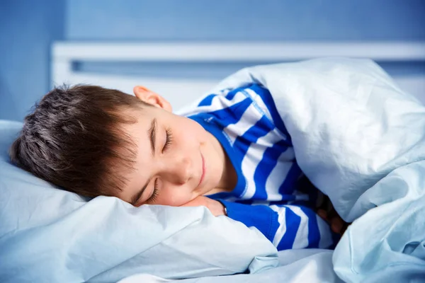 Junge Schläft Schlafanzug Bett Kind Liegt Nachts Bett Auf Kopfkissen — Stockfoto