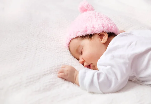 可爱的新生女婴躺在床上 两个月大的婴儿睡在白色柔软的毯子上 — 图库照片