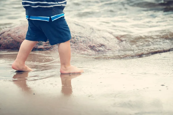 赤脚男婴正赤脚在海滩上散步 夏天天气不好 孩子在海上度假 — 图库照片