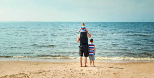 Ojciec Synowie Spacerujący Plaży Morzu Mężczyzna Dziećmi Odpoczywający Latem Nad — Zdjęcie stockowe