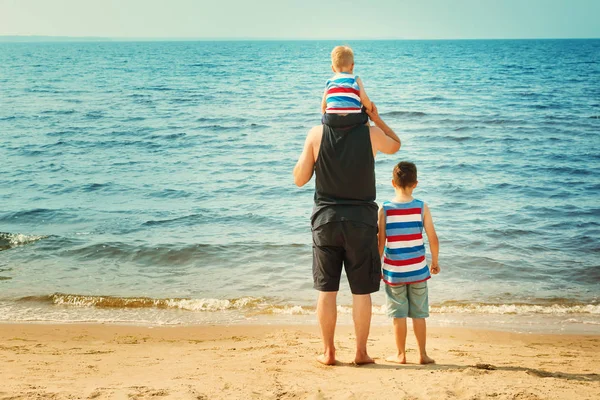 Padre Hijos Caminando Playa Mar Hombre Con Niños Descansando Playa — Foto de Stock