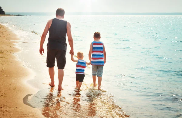 Padre Hijos Caminando Playa Mar Hombre Con Niños Descansando Playa — Foto de Stock